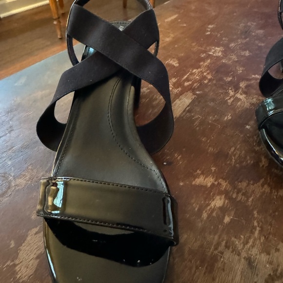 Anne Klein Patent/Fabric Sandals. Black Size 10. - Picture 5 of 8